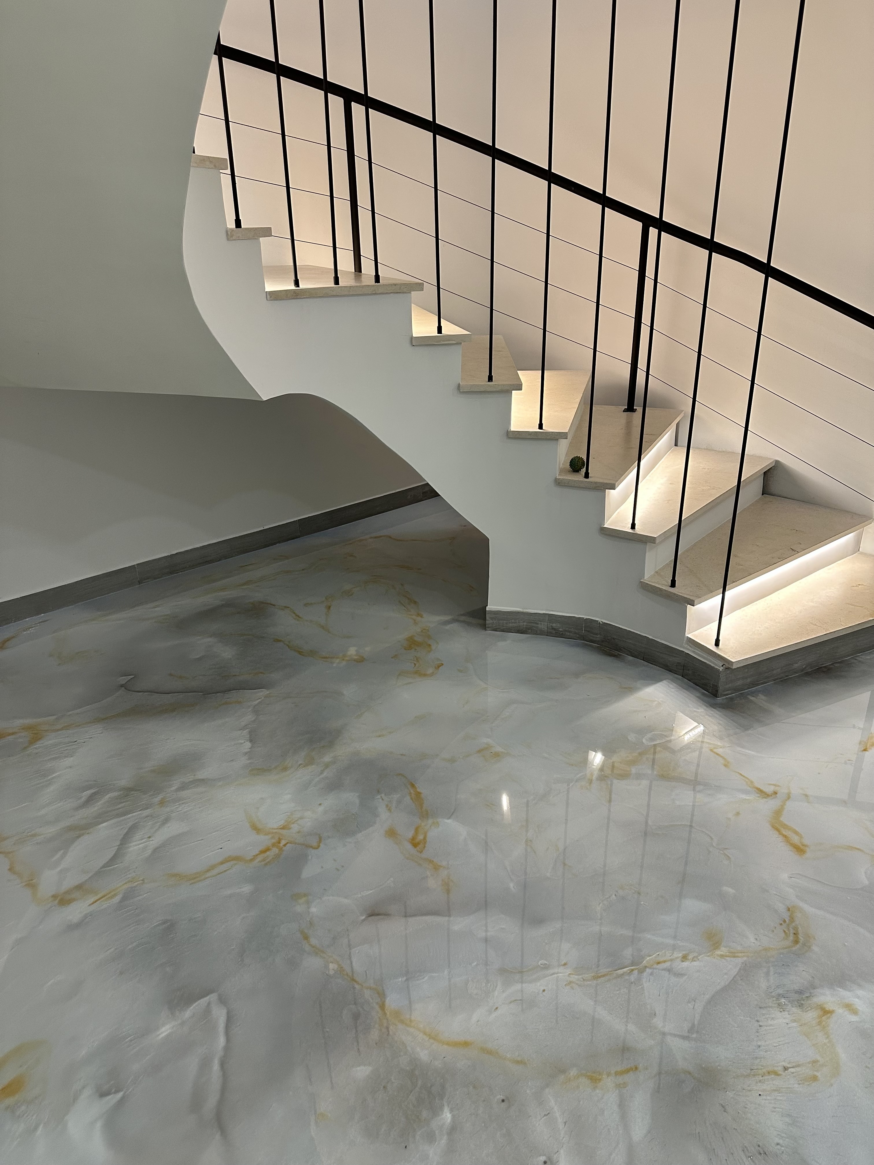 Escadaria com epoxy marmorizado dourado